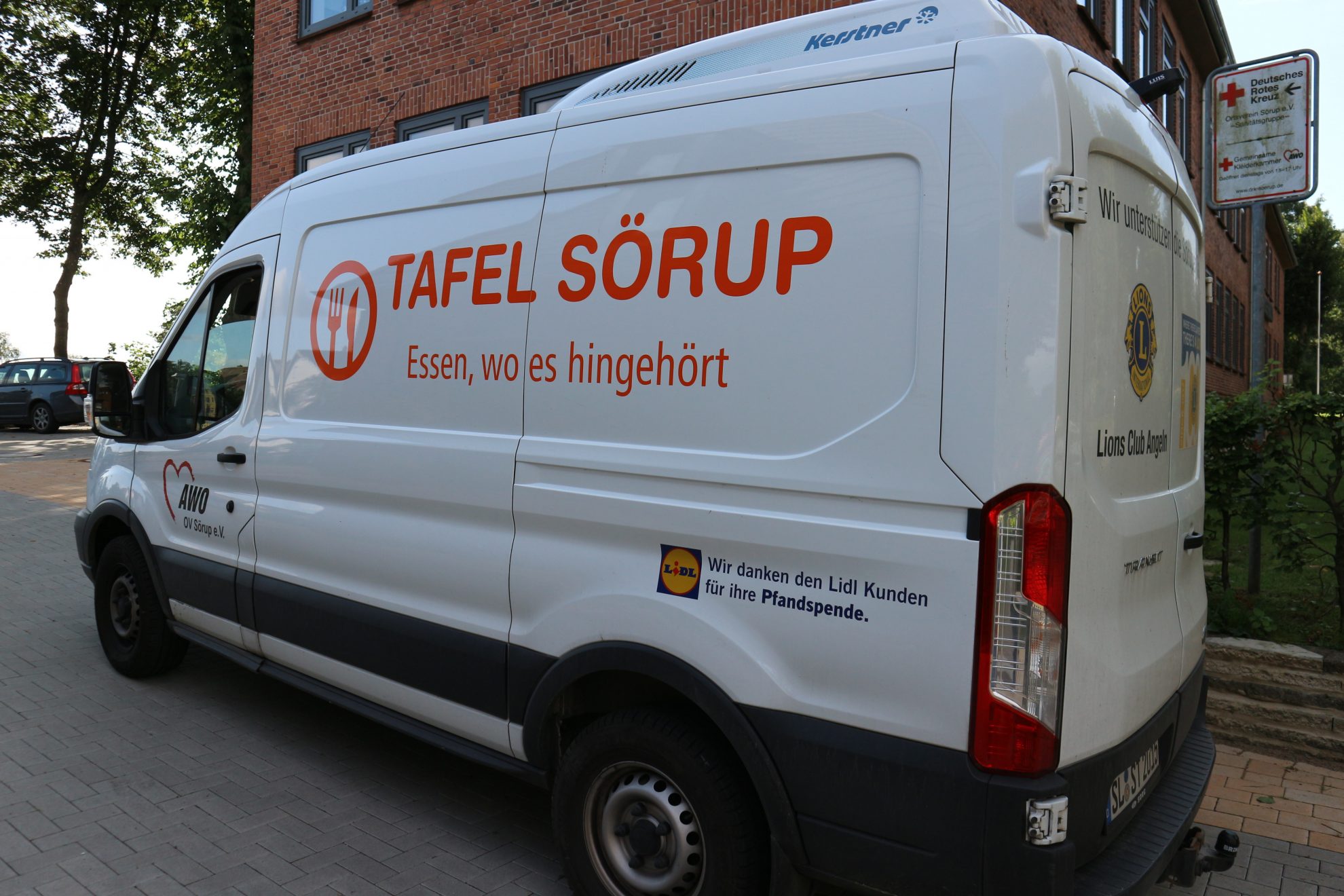 Weißer Sprinter mit Aufschrift "Tafel Sörup"