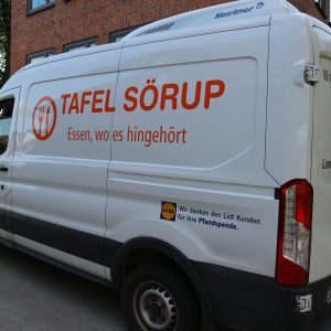 Weißer Sprinter mit Aufschrift "Tafel Sörup"