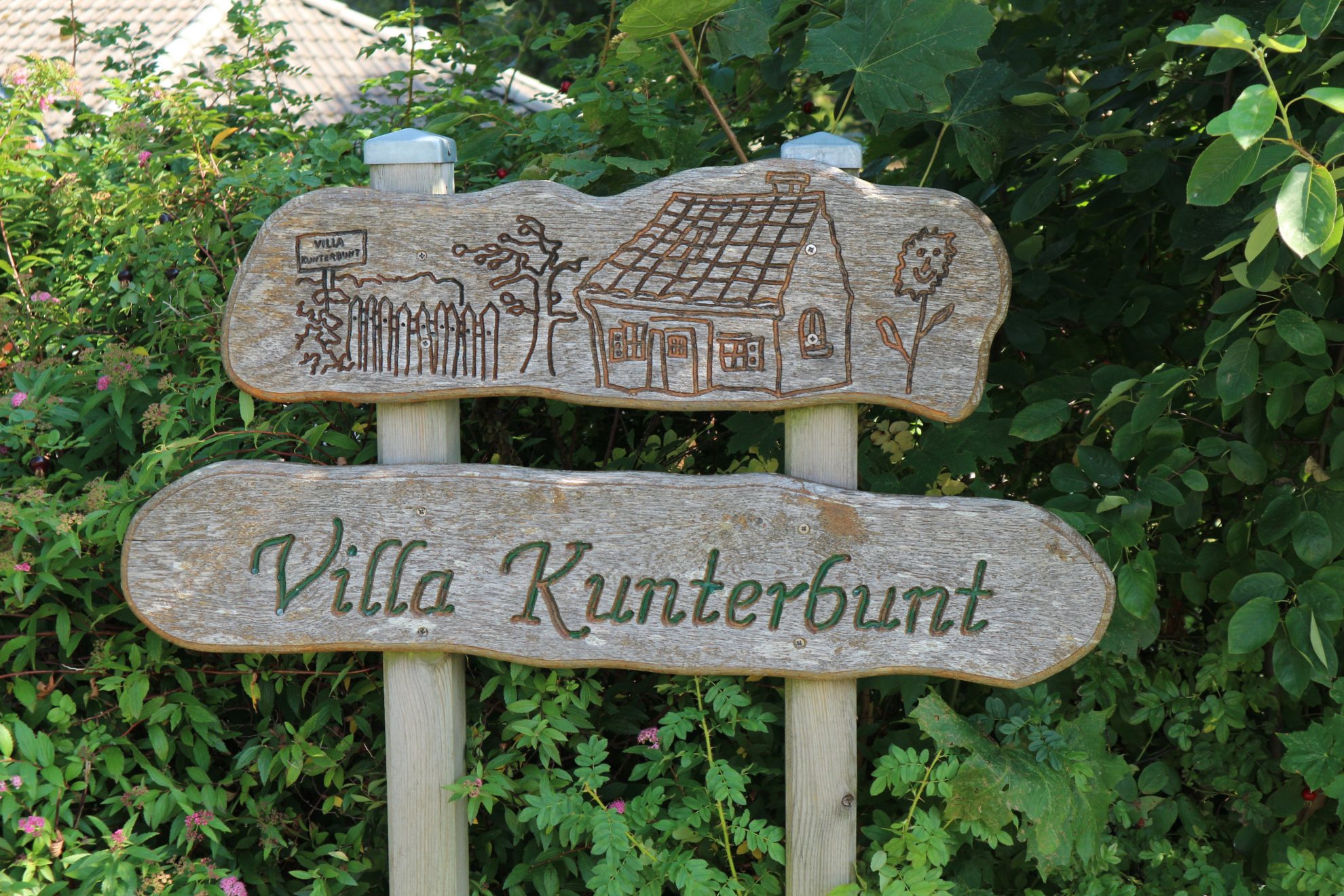 Schild "Villa Kunterbunt" gemeindlicher Kindergarten Sörup