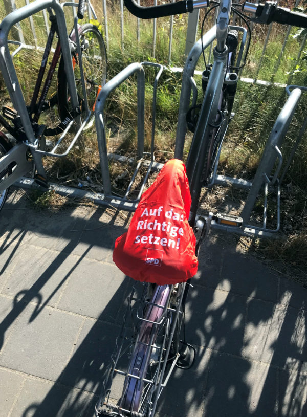 Fahrradstand mit Fahrrädern. Mit Sattelüberzug: SPD