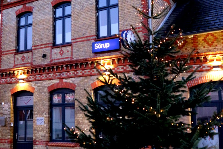 Bahnhof Sörup mit Weihnachtsbaum