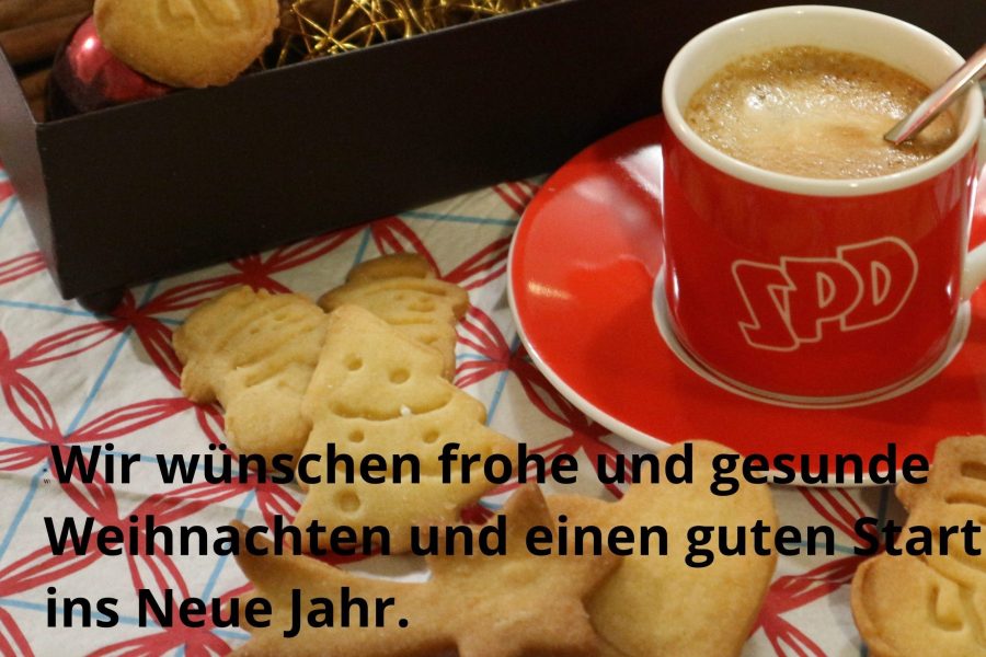Kaffeetasse mit SPD Aufschrift, Weihnachtskekse und -deko, Aufschrift " wir wünschen frohe und gesunde Weihnachten und einen guten Start ins neue Jahr"