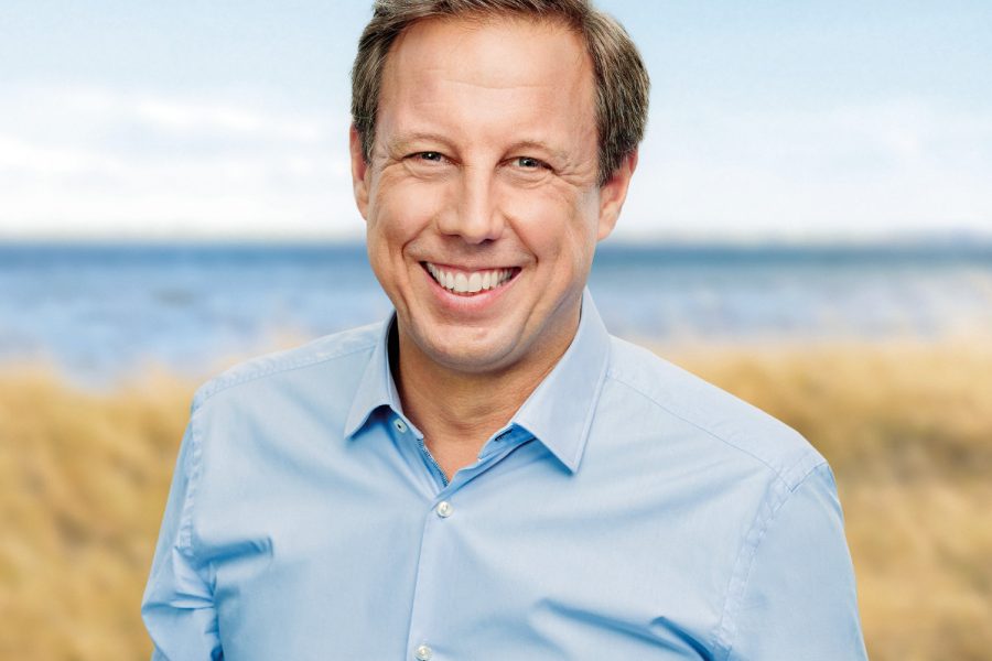 Porträt Foto von Thomas Losse-Müller vor der Ostsee