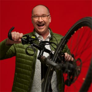 Heko Frost hält Fahrrad hoch