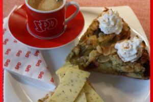 Tasse mit SPD Aufschrift und Teller mit Kuchen und Käsebrötchen